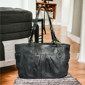 ❤️Leather  Coach Zippered black tote❤️❤️